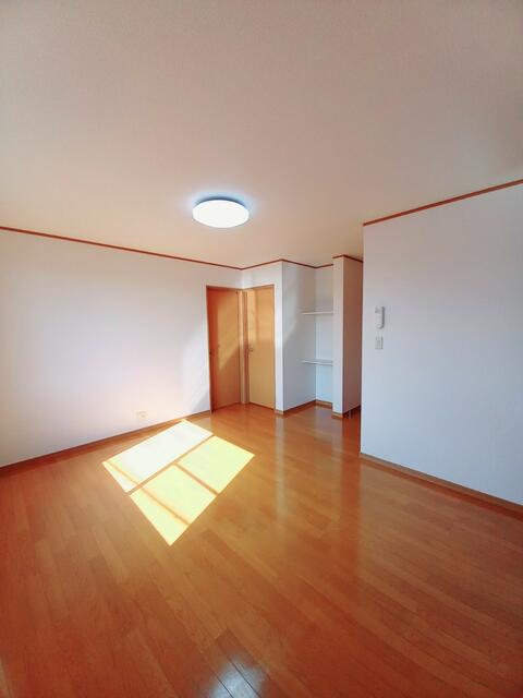 リビング以外の居室／広々１２帖