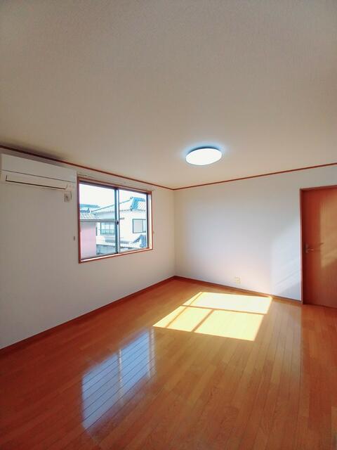 リビング以外の居室／広々１２帖