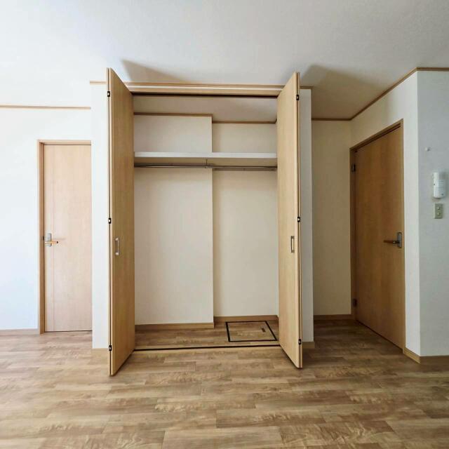 リビング以外の居室／１４帖のＬＤＫ　収納