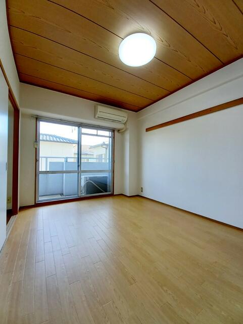 リビング以外の居室／キッチン横　洋室６帖