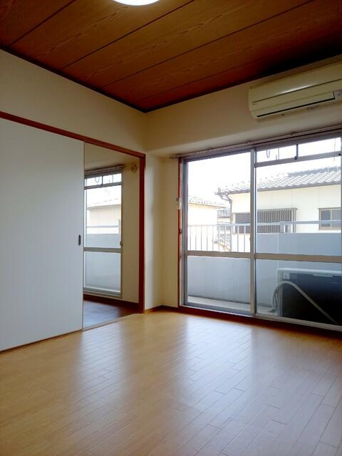 リビング以外の居室／キッチン横　洋室６帖