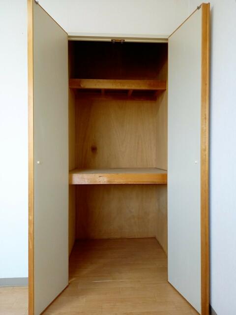 リビング以外の居室／洋室６帖　収納