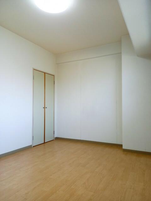 リビング以外の居室／洋室６帖