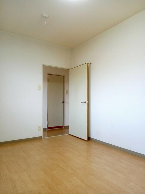 リビング以外の居室／洋室６帖