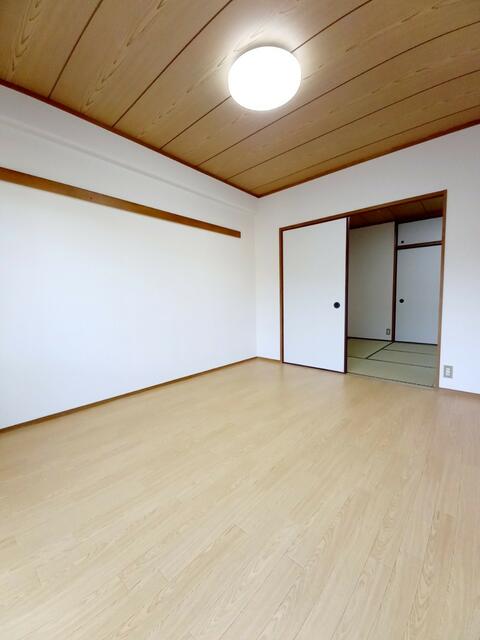 リビング以外の居室／キッチン横　洋室６帖