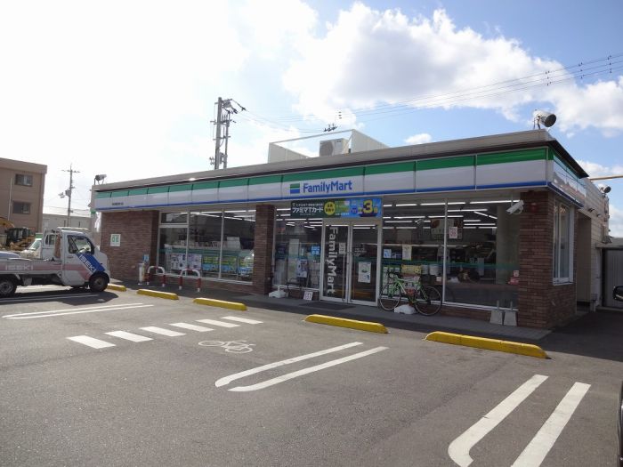 ファミリーマート (640m)