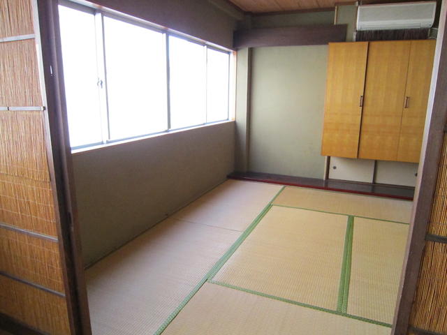 リビング以外の居室／陽射しがまぶしい・・・