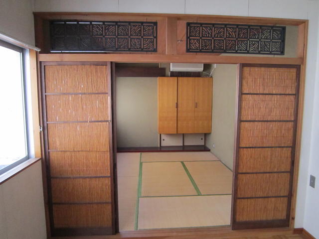 リビング以外の居室／趣のある和室です