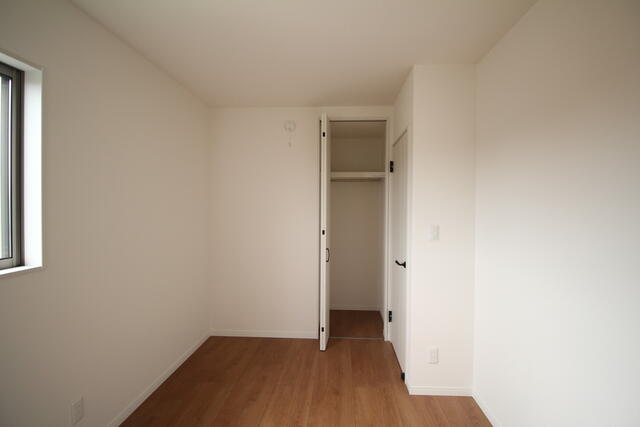 リビング以外の居室／Ｄ・Ｅ棟の居室です。約５．３帖の洋室です。