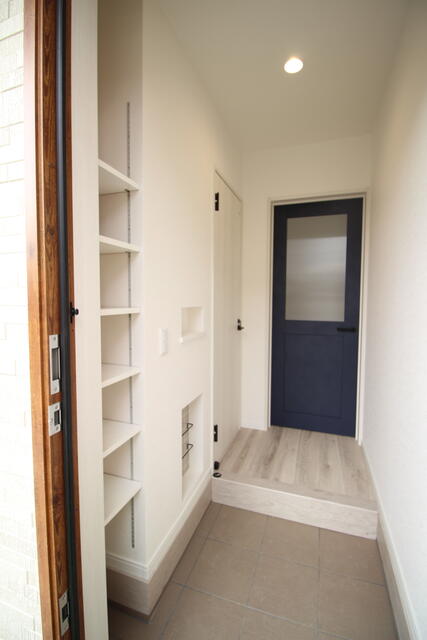 玄関／Ａ・Ｂ・Ｃ棟の玄関です。収納スペースが豊富です。