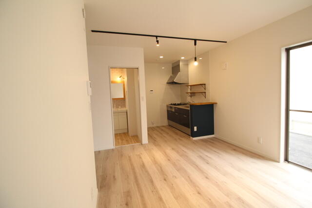 リビング／Ａ・Ｂ・Ｃ棟のリビング、キッチンです。照明レールが付いていま