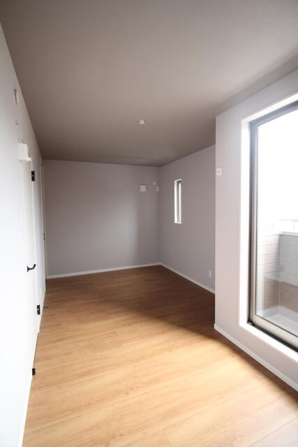 リビング以外の居室／Ｄ・Ｅ棟の居室です。日当たり良好です。