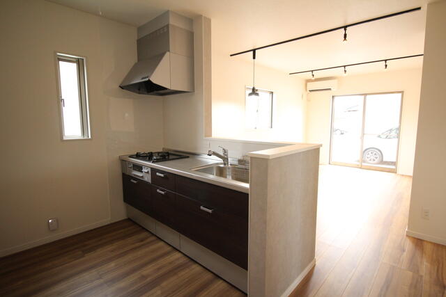 キッチン／Ｄ・Ｅ棟のリビング、キッチンです。床材にもこだわりがあります