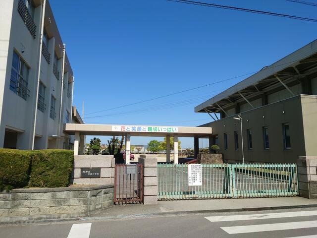 多度津町立四箇小学校 (904m)