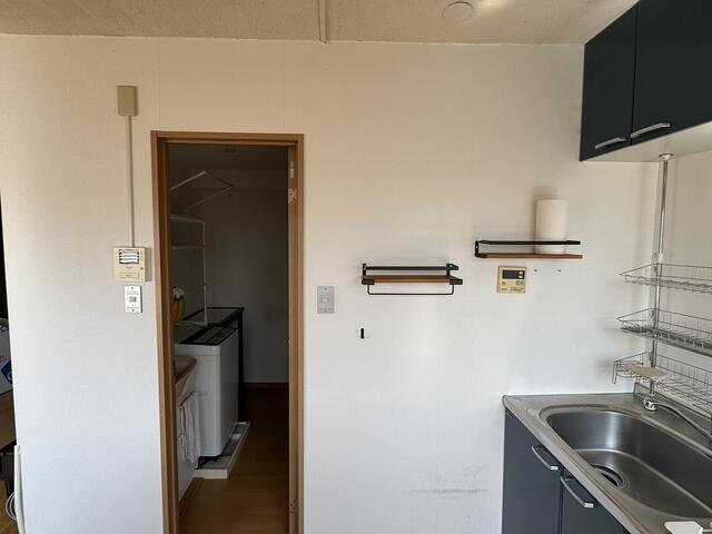 キッチンスペースから洗面室方向。