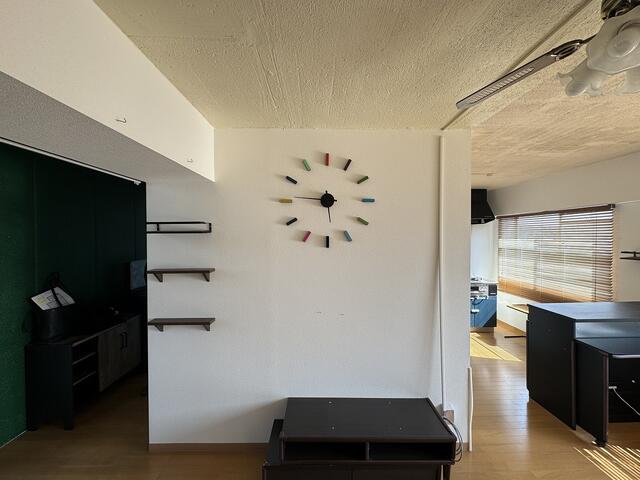 リビング／リビングに設置された、オシャレな時計と飾り棚。