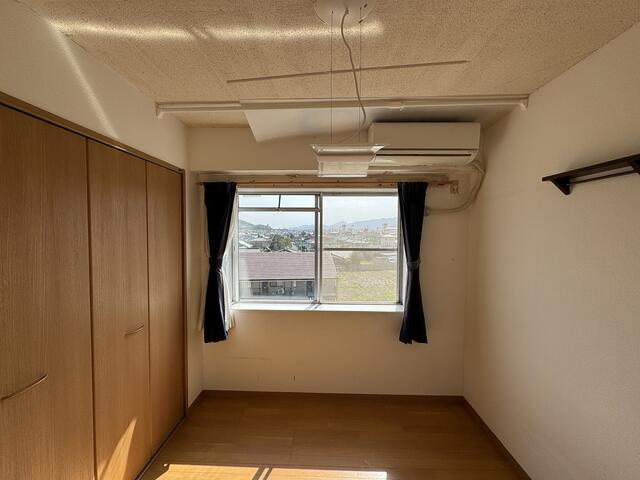 東側洋室５．７帖。東側の腰高窓。