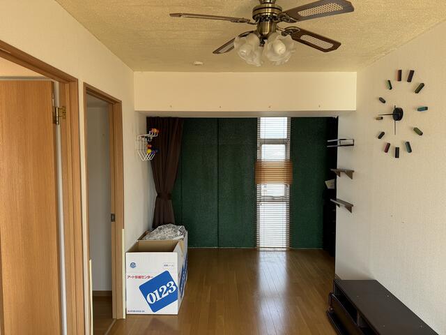 リビング／リビングスペース、西方向のあかり取り窓。