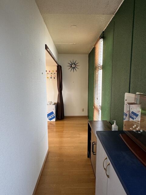 玄関／玄関からリビングまでの廊下。明り取り窓があり、明るい玄関、廊