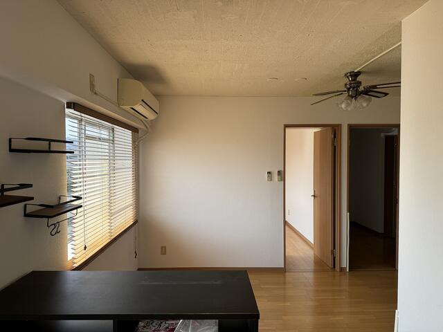 リビング／キッチンスペースからリビングスペース。