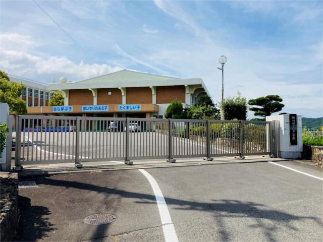 綾川町立滝宮小学校 (720m)