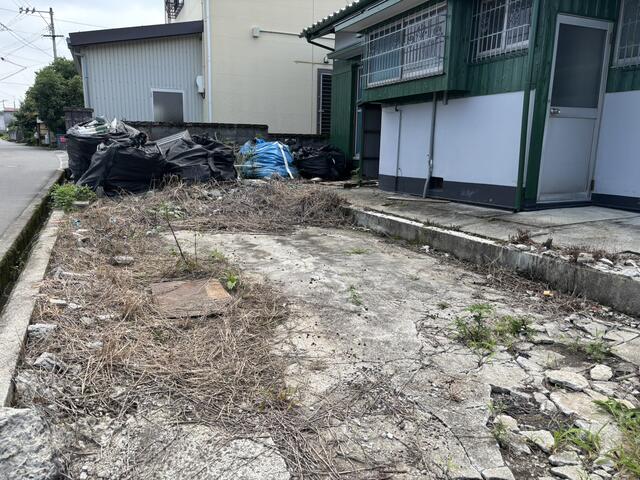 現地（駐車場）／縦列ですが、２台可能。　また農道側から南側に駐車することも可