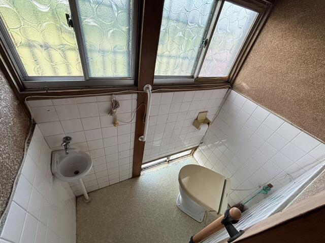 トイレ／現在トイレは汲取りです。　下水道接続可能エリアなので、水洗ト