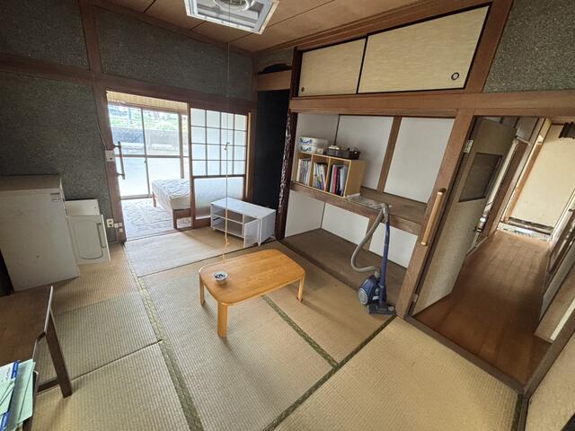 リビング以外の居室／和室６帖＋洋室３帖寝室。　明るくて落ち着く空間です。