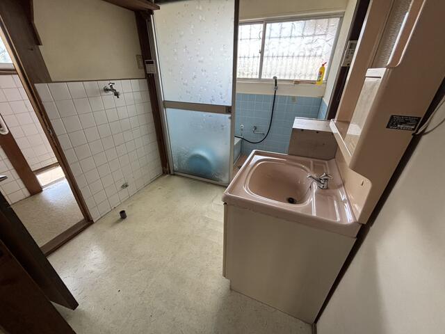 洗面台・洗面所／洗面台と洗濯機置き場確保です。