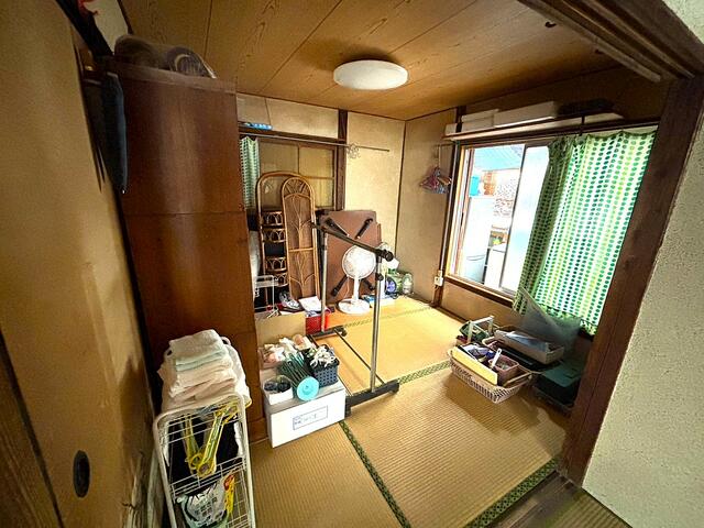 リビング以外の居室／４．５帖の和室。　腰壁窓の奥は物置兼洗濯機置き場。何かと便利