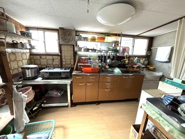 キッチン／キッチン。　残置の物があるので、広さはわかりづらいですが・・