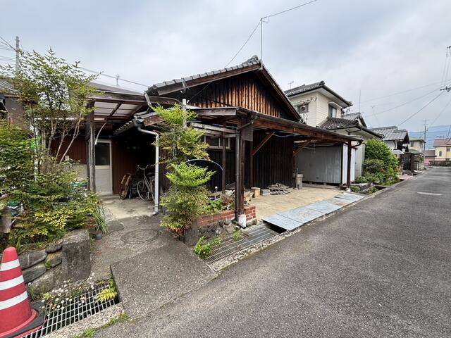 現地（外観）／小学校、スーパー、銀行など徒歩圏内で完結できる立地で古民家暮