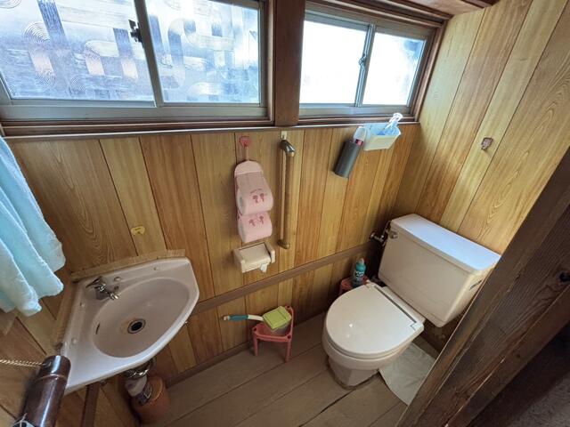 トイレ／トイレは洋式の水洗です。　手洗いもしっかりついていて、窓もあ