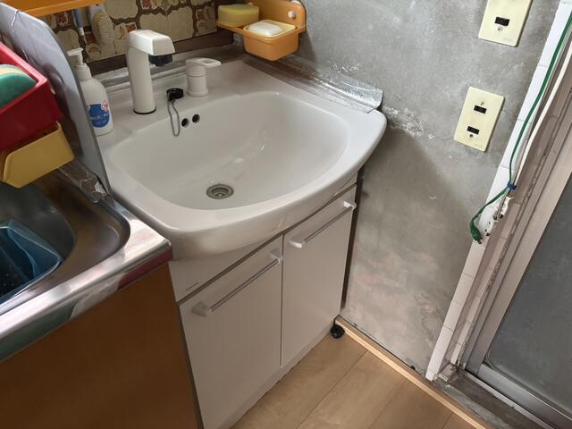 洗面台・洗面所／キッチン横にはシャワー付きの洗面台。