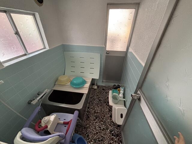 浴室／洗面台のお隣は浴室です。　奥の扉は物置につながりますので、汚