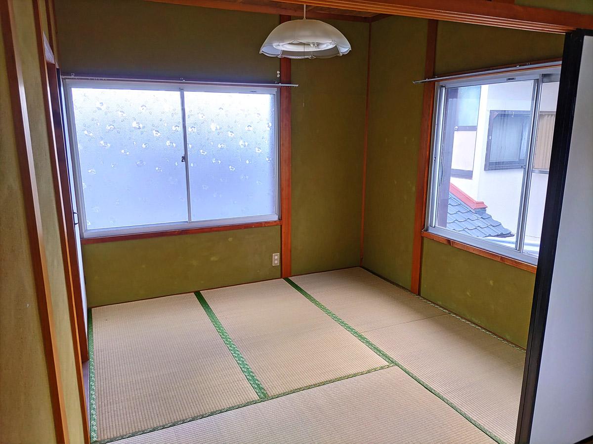 リビング以外の居室／２階南和室、小さいながら収納もあります