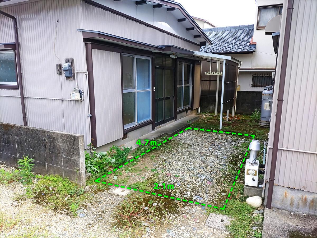 庭／奥の駐車場は幅２．１ｍ×奥行４．７ｍ