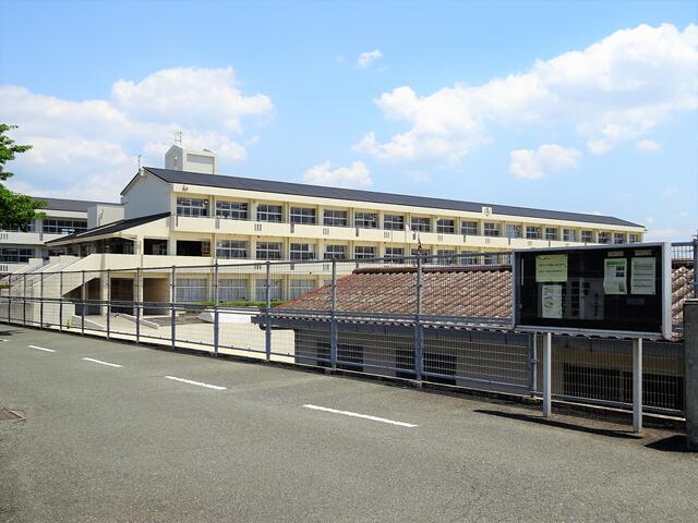 基山町立基山中学校 (1,372m)