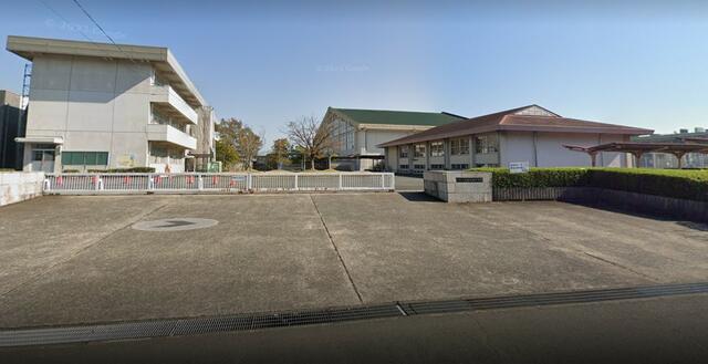 佐賀県立武雄青陵中学校 (746m)