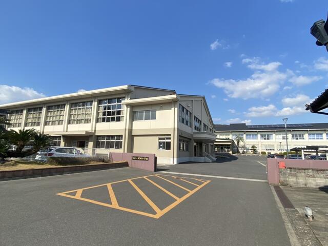 武雄市立武雄中学校 (1,800m)