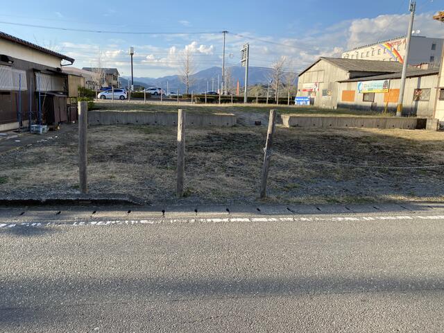 北を向いて（奥は国道沿い）