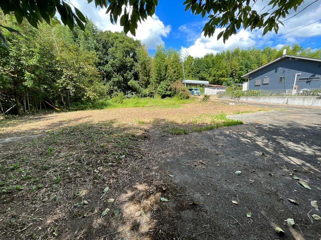 町中心部から約２ｋｍ、静かな住環境です。