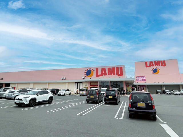 ラ・ムー羽山台店まで車で５分。買い物施設は充実しています。 (1,730m)