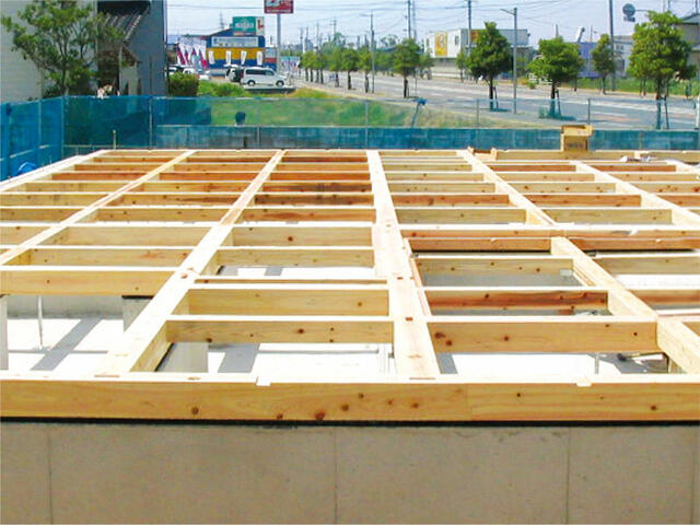 その他設備／国産材の中でも硬質なヒノキ土台と、柱には高品質の集成材を採用