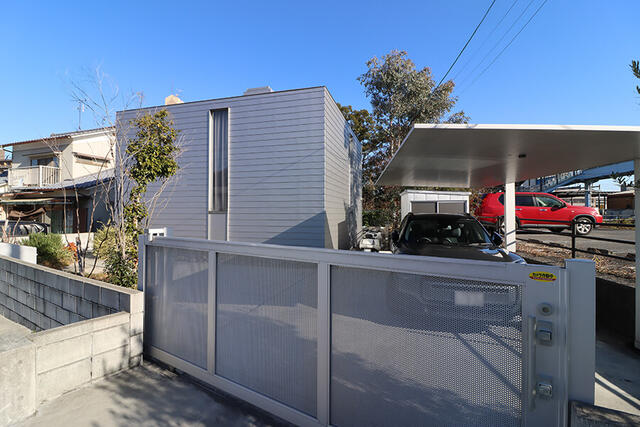 スライド式の門扉が設置されており、防犯面で安心感のあるつくり