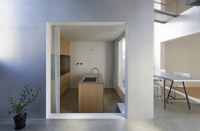 箱のようなデザインに、二方向が開いたアイランドキッチンです。