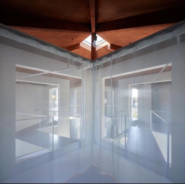 ２階は、渡り廊下でつながる３部屋を配置。２面開放とカーテン仕