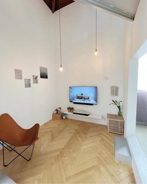 一段下がりのフロアにヘリンボーン床が映える、デザイン性に優れ