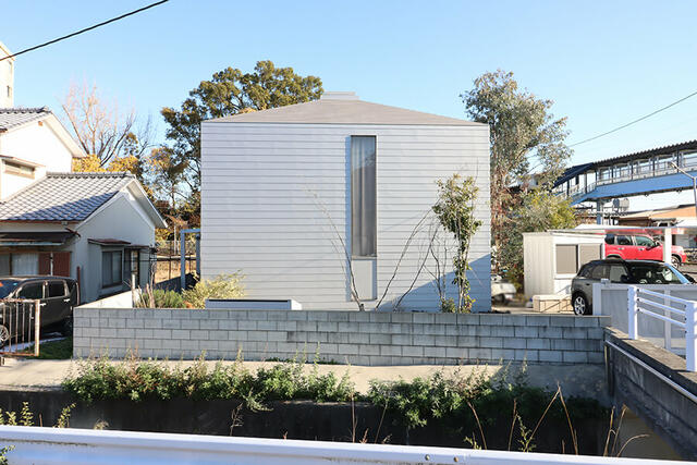 四角いフォルムに中央の天窓がアクセントの物件です。