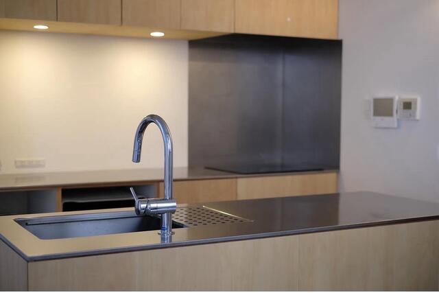 木の質感とステンレスが映える、開放感のあるアイランドキッチン